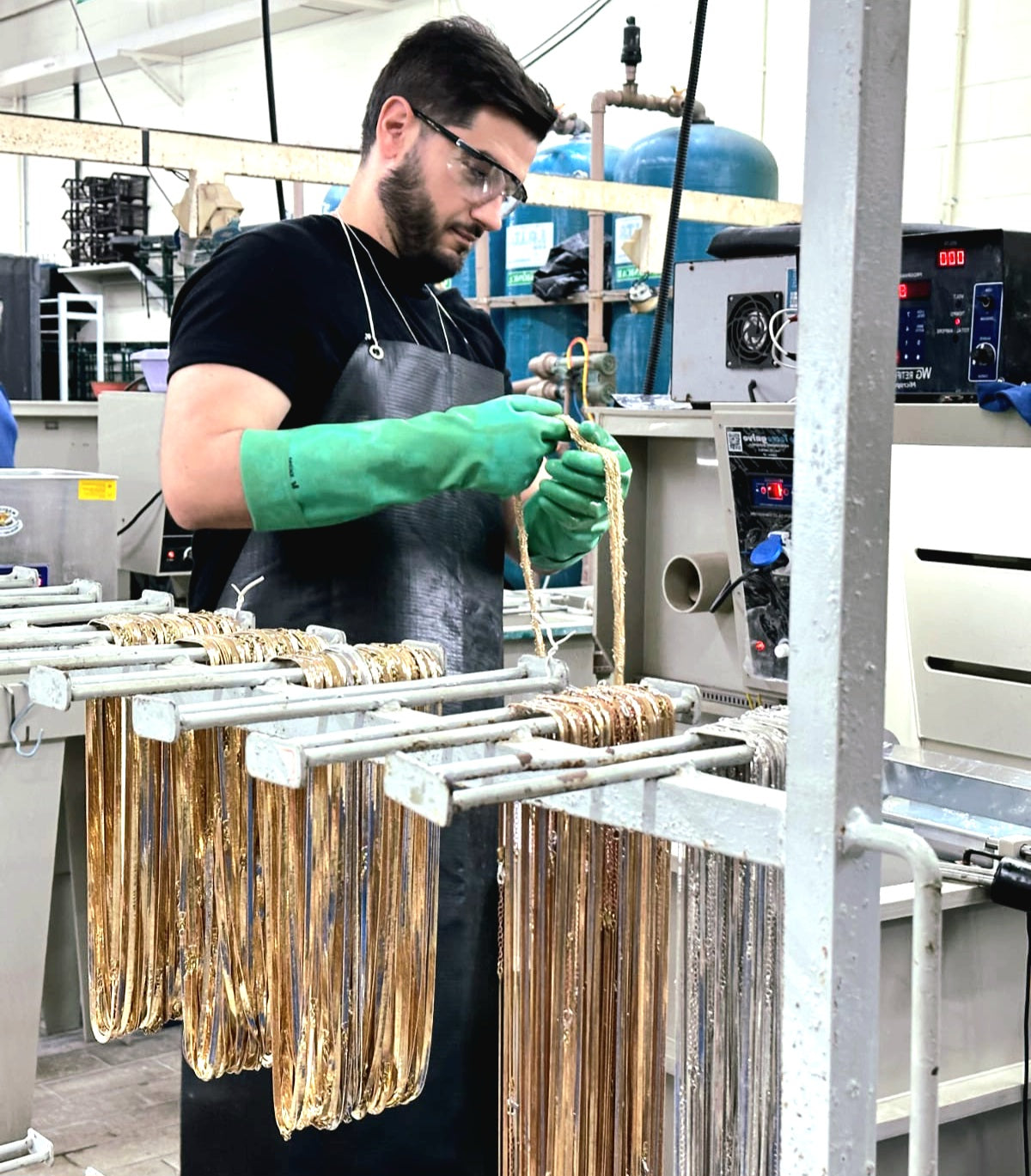 Na imagem o diretor Matheus da UNK Galvânica está acompanhando o processo de banho de um cliente.